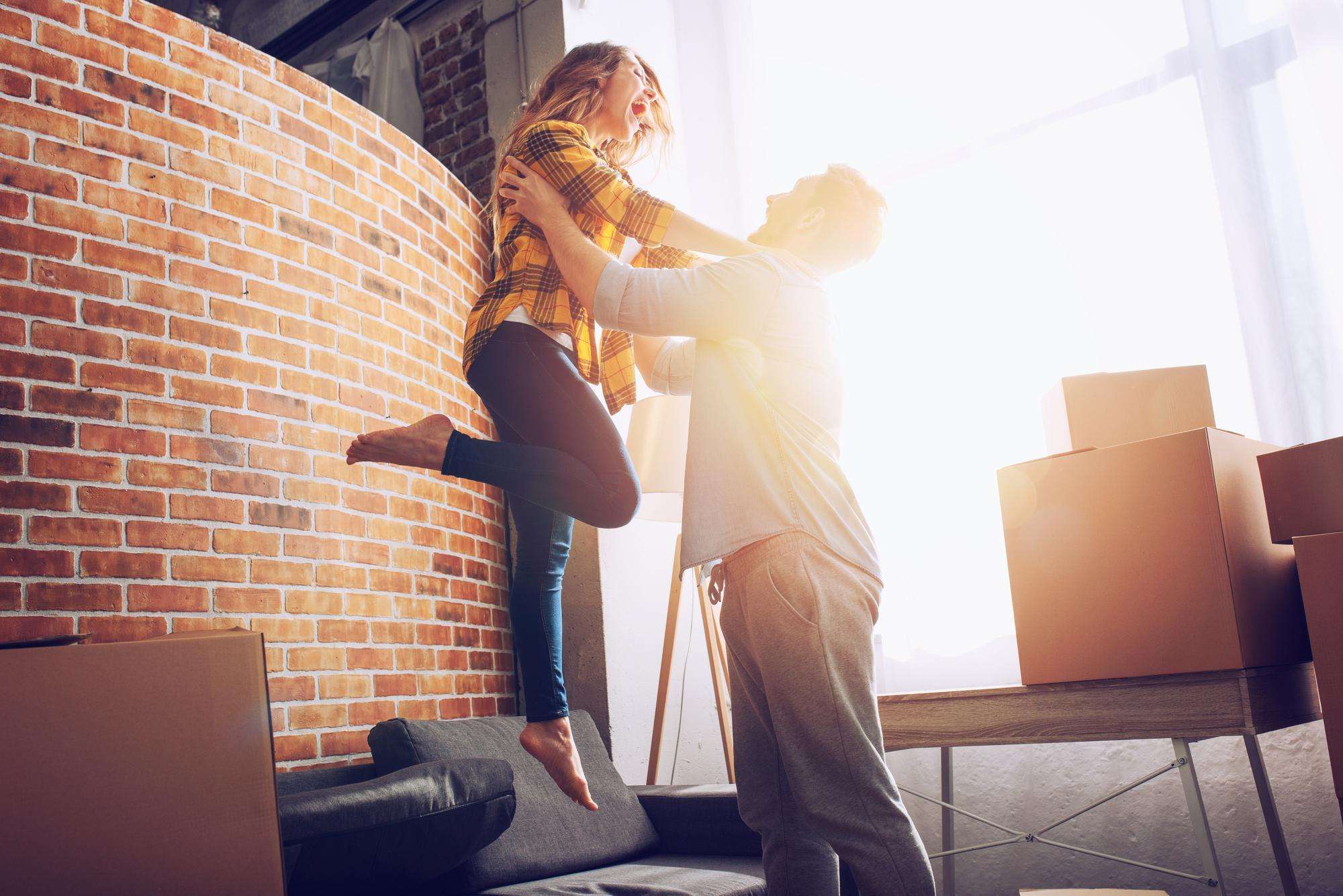 Casal a analisar informação sobre crédito à habitação