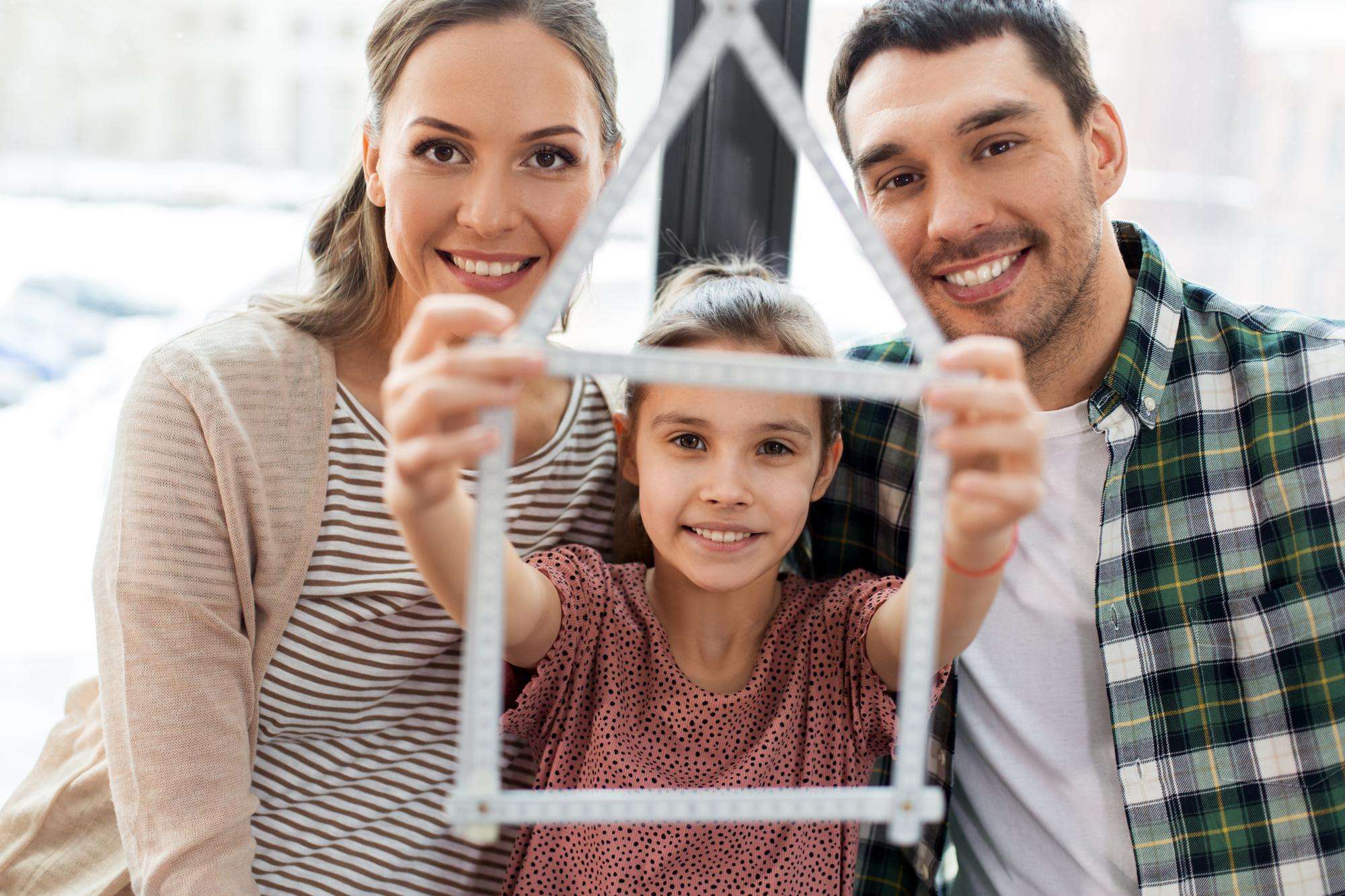 Família junto à sua nova casa