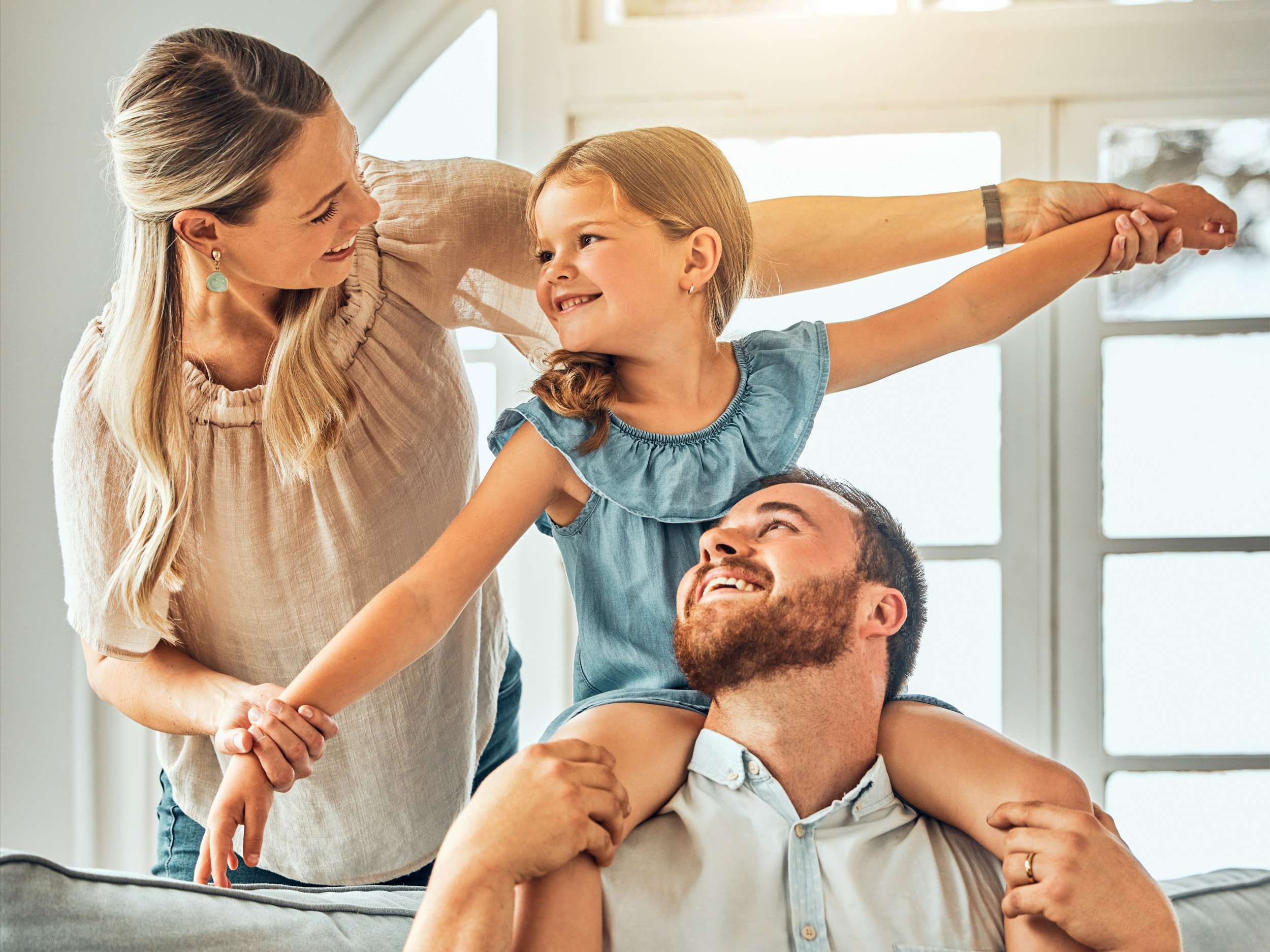 Família junto à sua nova casa